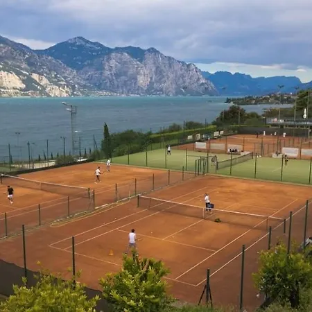 Mary Brenzone sul Garda